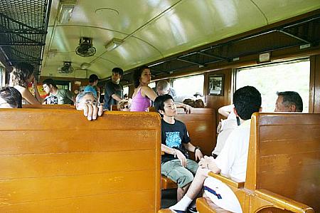 ローカル列車の泰麺鉄道へ乗車