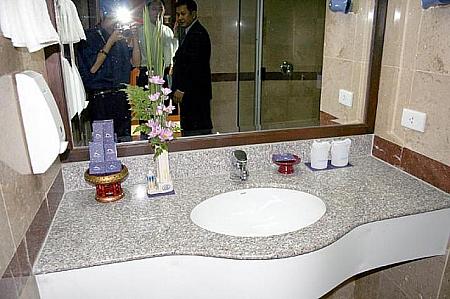 バスルームの洗面台。花瓶がバイヨークタワーですよ。