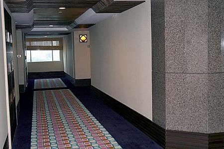廊下の床のじゅうたんはなんとハンドメイド 