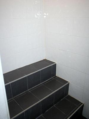シャワーの正面には行き止まりの階段