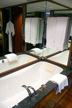 バスルームにもフローリングが施されています。アメニティはフローリス”という、英国王室御用達の英国のブランドを使用、バスローブは薄手のものが使われていました。  
