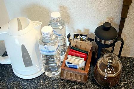 ペットボトルの水とコーヒー･紅茶セット(無料)。 
