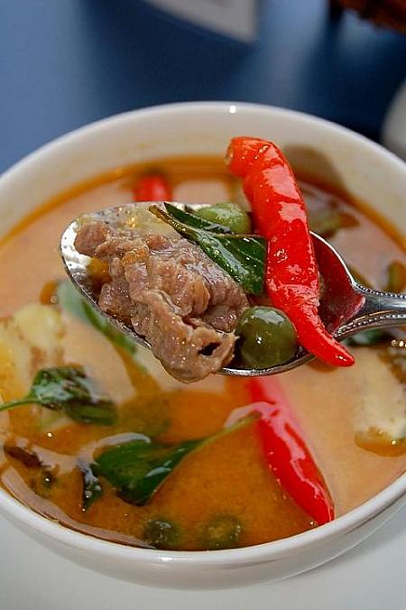 タイ料理 [牛肉のグリーンカレー]・[白身魚のスパイシーグリル]・[チキンのジンジャー炒め]・[フルーツ]のタイ料理セットは159バーツ。
