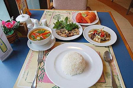 タイ料理 [牛肉のグリーンカレー]・[白身魚のスパイシーグリル]・[チキンのジンジャー炒め]・[フルーツ]のタイ料理セットは159バーツ。
