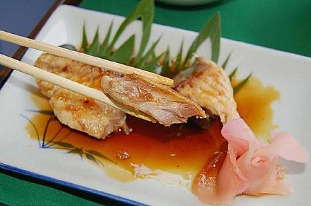 日本料理[焼魚]・[ご飯]・[サラダ]・[お味噌汁]の日本食のセットは220バーツ 。
