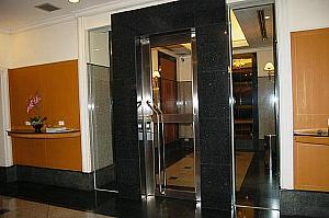 お部屋に続くエレベーターのある場所へは、キーカードなしでは入れない造り。
