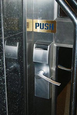 お部屋に続くエレベーターのある場所へは、キーカードなしでは入れない造り。
