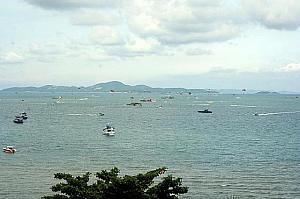 朝の海：<br>
たくさんのモーターボートとパラセールが見えます。 