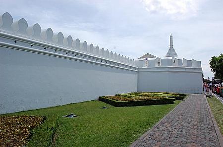 王宮は真っ白い城壁で囲われています