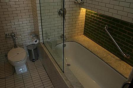 バスタブの浴室は、シャワーカーテンのかわりにガラスが半分はめこんであります。