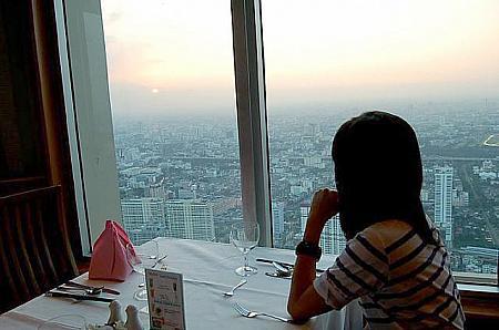 早めに入場すれば真っ赤な夕日を眺めることも出来ます