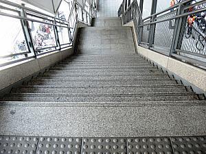 階段を降りて地上へ
