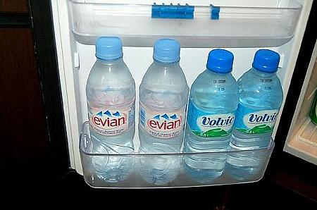 冷蔵庫のお水は有料です 