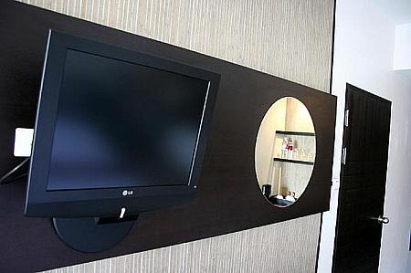 お部屋のテレビは全室薄型液晶テレビ！固定タイプですが、ベッドの正面に設置されているのでゴロゴロしながらテレビが見られます。

 

