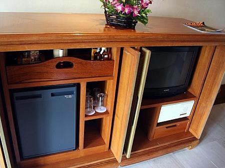 テレビ、冷蔵庫、セイフティーボックスがいっしょになっています。NHKも見られます。