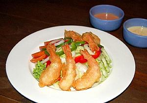 海老天ぷらサラダ。プリップリッの海老とシャキシャキの野菜。