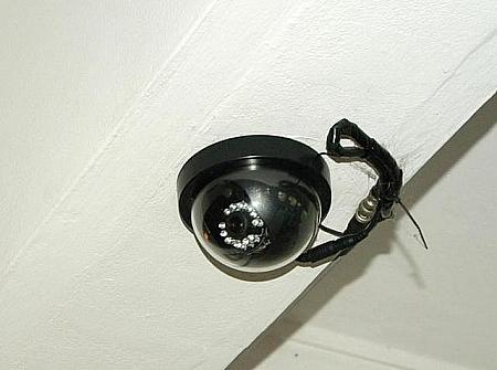 入りやすい雰囲気は、しっかりしたセキュリティシステムあってのもの。フロントと各階の廊下には防犯カメラが設置されています。 