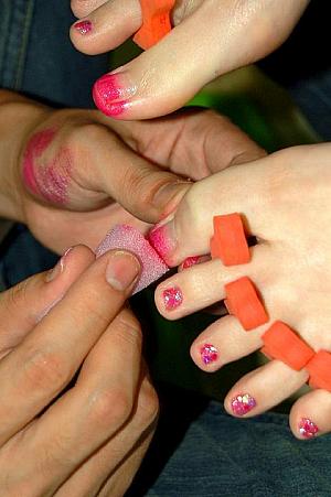 親指の爪に、2色のピンクでグラデーションをつけます。 
