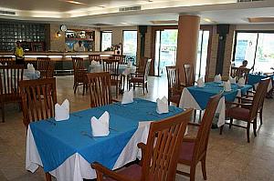 プールサイドのレストランは、ランチ＆ディナー用に。
　 
