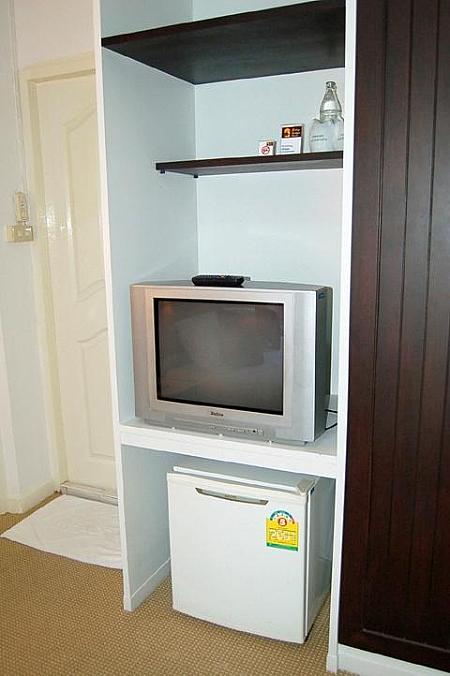 なお、こちらのクローゼット、テレビ、冷蔵庫、バスルーム等の設備も他の部屋と同様のタイプになっています。 
