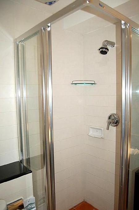 スーペリアのバスルームはバスタブ無しのシャワーブースタイプです。

