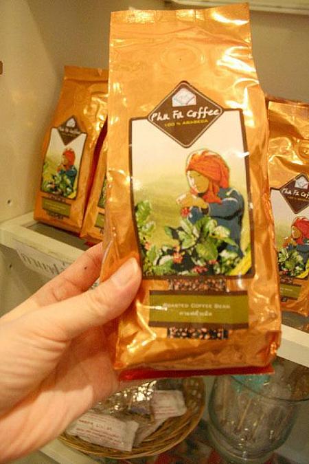 Phu- Fa コーヒーです。ナーン県で作られています。豆のままローストしてあるのと、挽いてあるものがあります。120B
