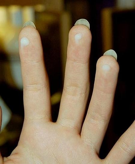 両手の人差し指・中指・薬指の指のおなか３点にちょんちょんと置いて、
