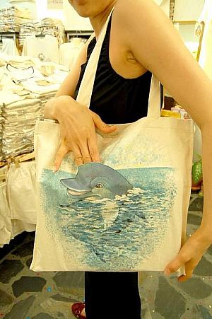 ● イルカのプリントバッグ（１６０バーツ）も頭がポケットになっています。ますます買い物が楽しくなりそう！ 