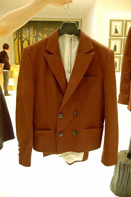 茶色のジャケット（６，５００バーツ） <br>
短めの丈が足を長く見せてくれそう。裾の部分のカットが個性的。ここ一番の勝負デートにいかが？ 
