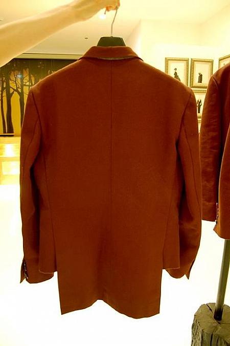 茶色のジャケット（６，５００バーツ） <br>
短めの丈が足を長く見せてくれそう。裾の部分のカットが個性的。ここ一番の勝負デートにいかが？ 
