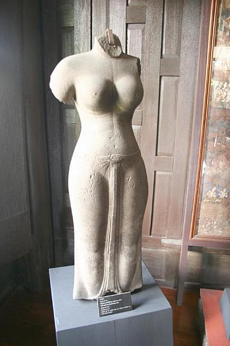 ◇ ウマー神の像です。約1300年前のものでアランヤプラテート（カンボジア国境近辺）で発見されました。とっても神秘的です。
