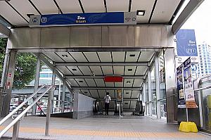 MRT（地下鉄）シーロム駅の1番出口をでるとすぐです！