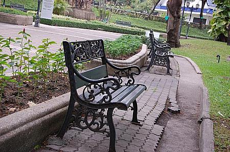 ゆったり座れるベンチがたくさんあるのも良い公園の条件ですよね。