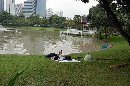池のそばで昼寝をする人も多くいました♪