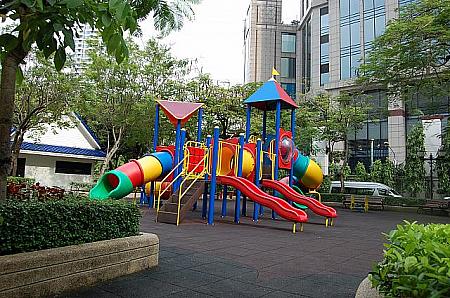 バンコク内で子どもが遊べる遊具がある公園はとても貴重です！