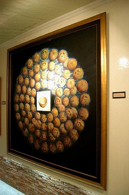 ほっこりとした作風で知られる、チェンマイ在住のアーティスト、
ナディーさんの作品が展示されていました。
