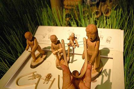 竹細工のミニチュア模型やからくり人形、知恵の輪や鉄砲のおもちゃ等が展示されています。 
