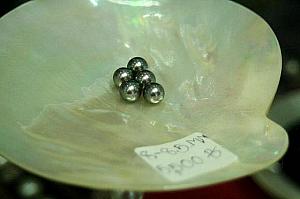 ネックレスやピアスなどに加工されているアクセサリーはすべて淡水真珠を使用。海水真珠は粒販売。アクセサリーには加工してくれませんので悪しからず。外国人＆地元セレブの奥様方が購入されていくそうです。（40000バーツ～）

