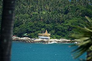 岬の前に見えるのは仏様の足跡が海水の中に刻まれているとケオ島（コ・ケオ）の。島に在る金色の仏像はピカピカに光っています。
