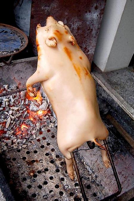 ソンブーンはシーフードだけではありません！店先で豪快に焼かれていた縁起物の子豚の丸焼き、他メニューとのセットでは6,000バーツ、単品では1,200バーツです。