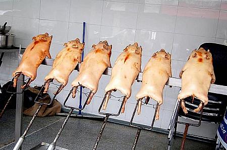 ソンブーンはシーフードだけではありません！店先で豪快に焼かれていた縁起物の子豚の丸焼き、他メニューとのセットでは6,000バーツ、単品では1,200バーツです。