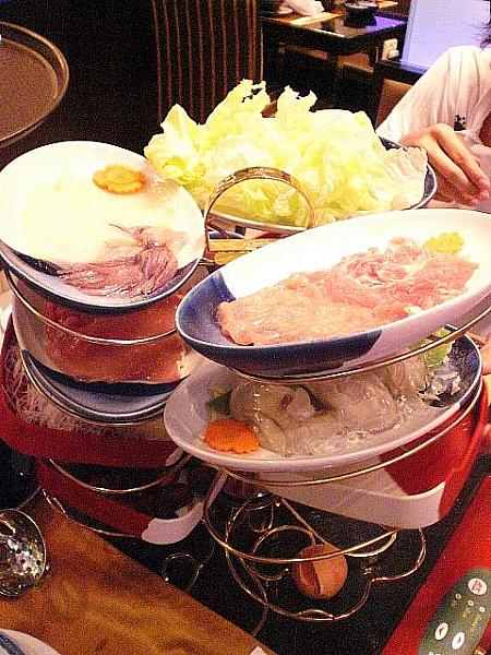ＭＫレストランでは赤いお皿に並べられて運ばれてきますが、ＭＫゴールドでは専用の台に置かれて運ばれてきます。