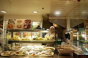 茹でた野菜や揚げた魚を辛いナンプリックというソースで食べる料理はタイ人に人気
