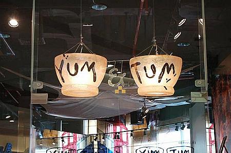 「YUM&TUM」が目印