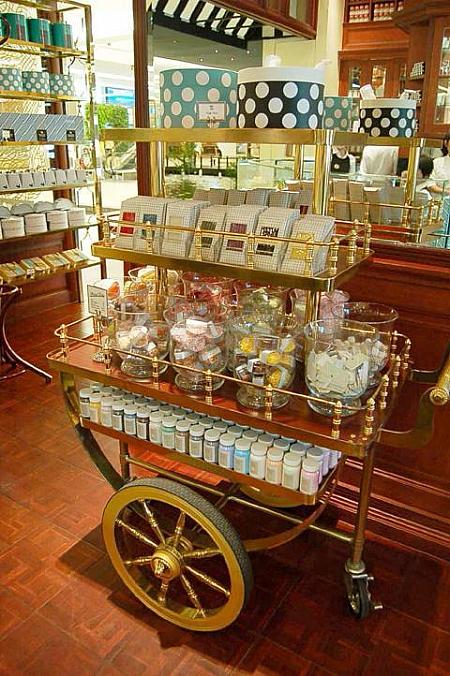 おしゃれなワゴンや棚で、ハンドソープや製菓グッズなどのバニラカフェ・オリジナルのアイテムも売られています。