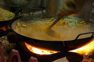 中華鍋に材料が沢山入り、強い火で一気に仕上げています。