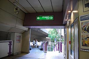 サパーンタクシン駅で、3番出口を出ます。