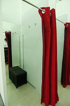 深紅のカーテンが大人っぽいキャッシャー横にあるフイッティングルーム