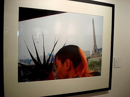 同じくタイ人アーティストであるDow Washikshiriさんの作品。タイの伝統的な建築物と人間の髪型がリンクしています。