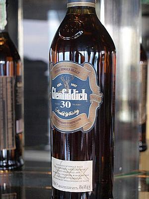 右端：「Distil」では唯一のブレンディッド・スコッチ、Johnny Walker Blue Label King George the V。１杯2,900B++